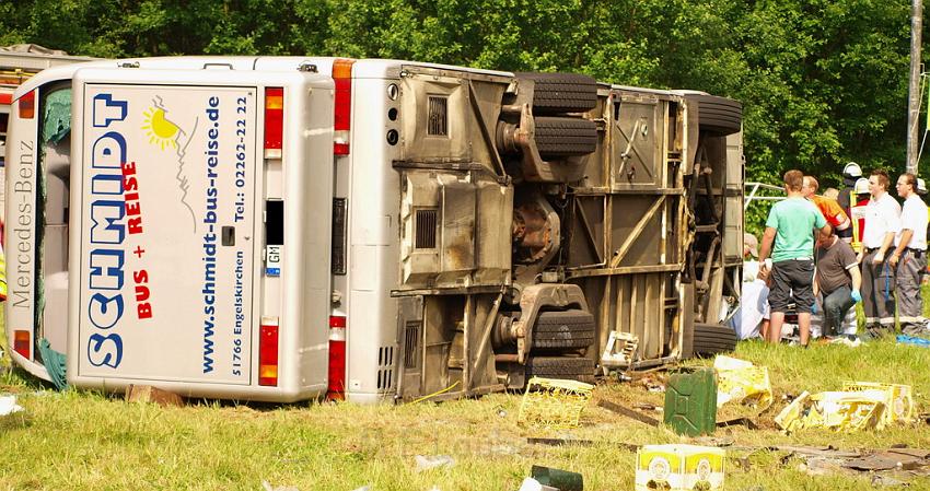 Schwerer Unfall mit Reisebus Lohmar Donrather Dreieck P088.JPG